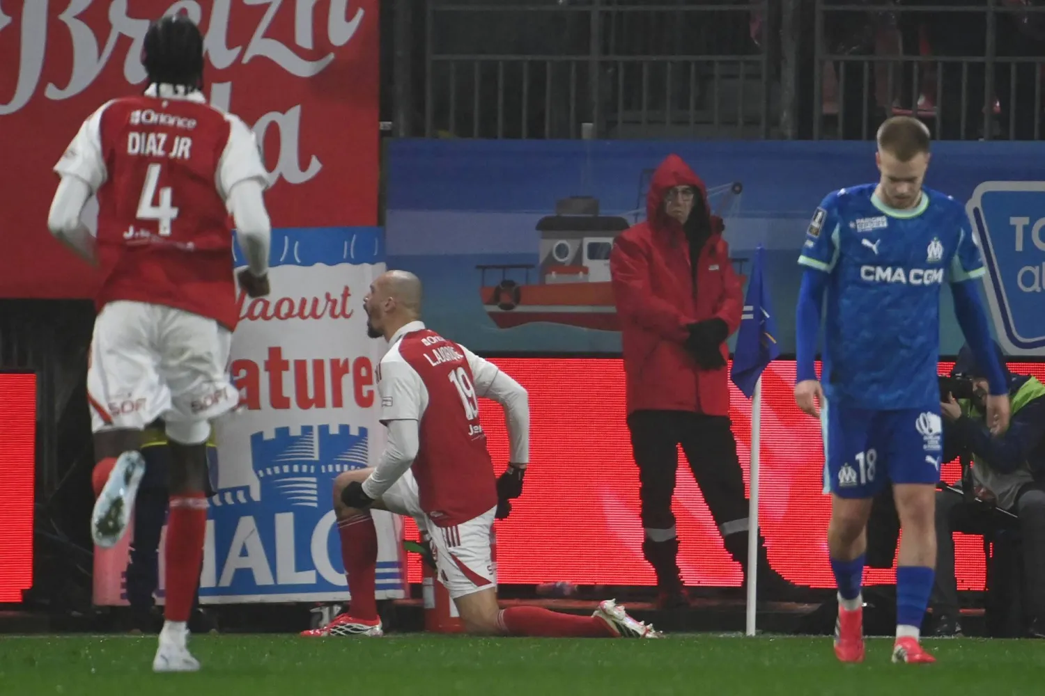 الدوري الفرنسي: اكتشف كيف حافظ فريق مرسيليا على تواضعه وروحه الرياضية بعد تحقيق الفوز المهم في المباراة الأخيرة.