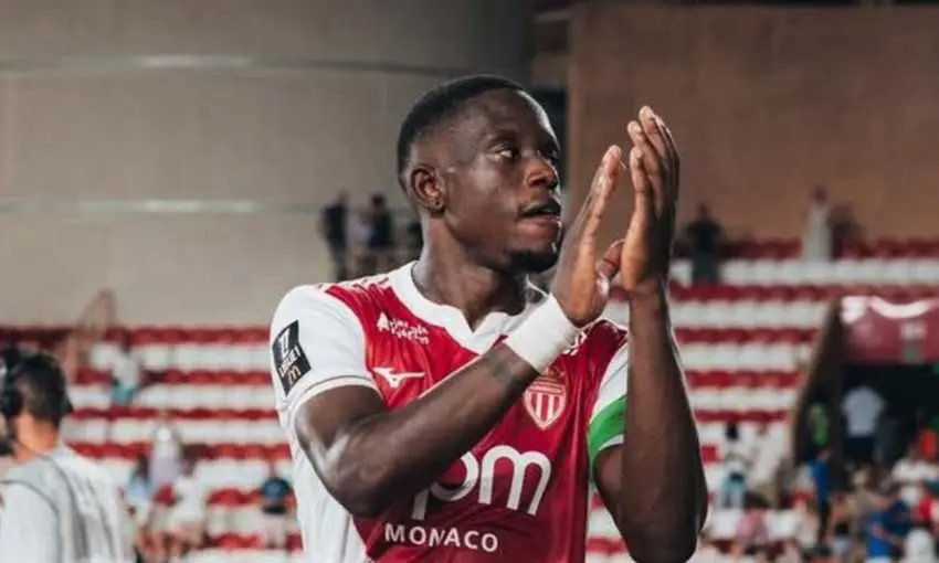 دينيس زكريا هو مدافع مركزي بارع يتميز بمهاراته الدفاعية القوية وقدرته على قراءة مجريات المباراة بذكاء، مما يجعله عنصرًا حيويًا في صفوف فريقه.