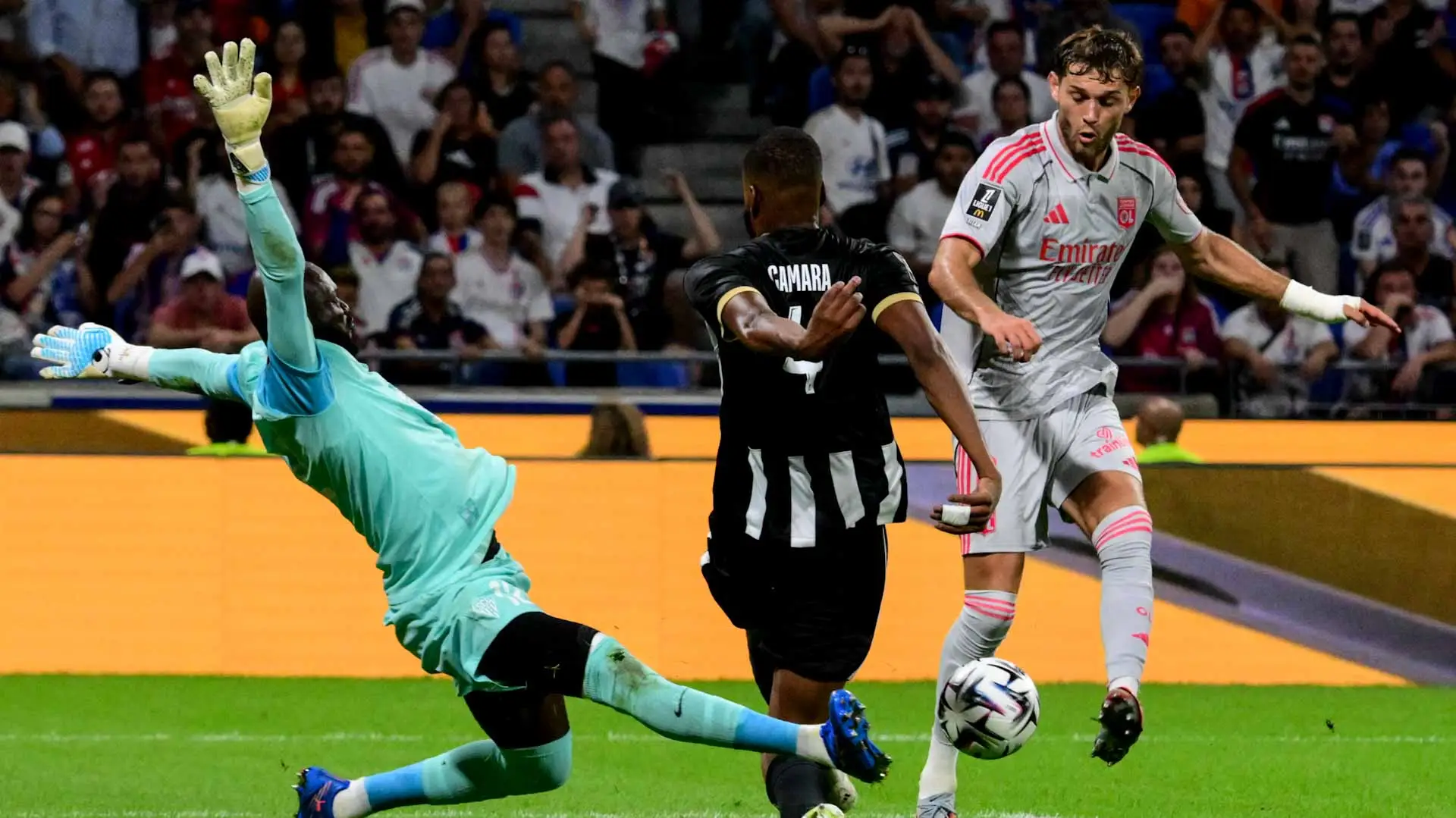 تفاصيل مباراة مرسيليا ضد ستراسبورغ التي انتهت بهزيمة مرسيليا، وأثر هذه النتيجة على الفريق في المنافسات الجارية.