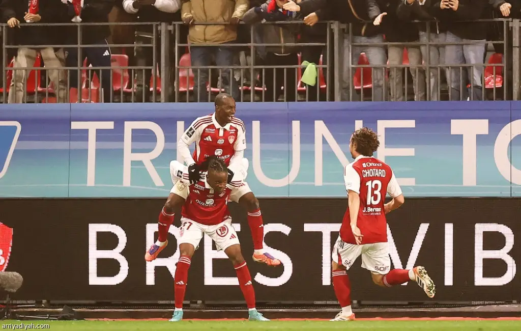 اكتشف كيف أصبح نادي ستاد بريست هو الأكثر تلوثًا في الدوري الفرنسي وتأثير ذلك على أداء الفريق وجماهيره.